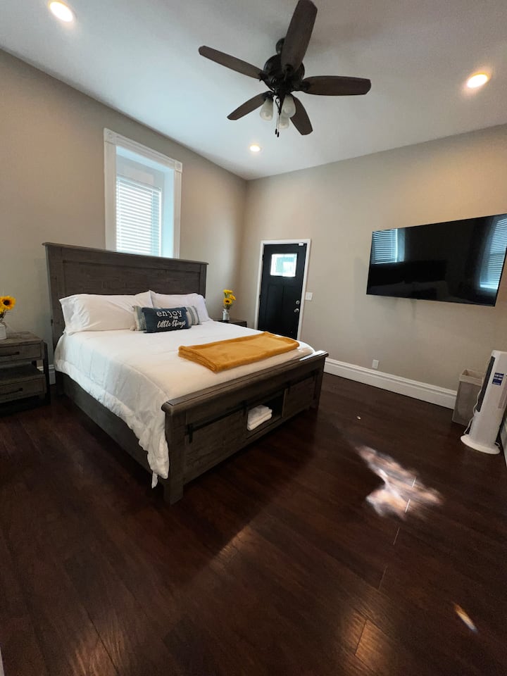 Главна спална соба+ балкон+ приватна бања со тоалет | внатрешен туш| двојни мијалници|