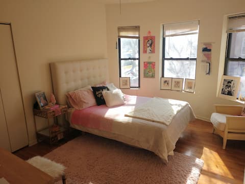 Large vintage inspired room in the heart of Logan