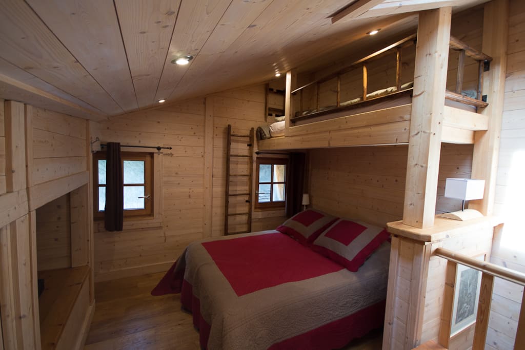 Deuxième étage avec une mezzanine, un lit double, un lit simple, une Tv et des rangements
