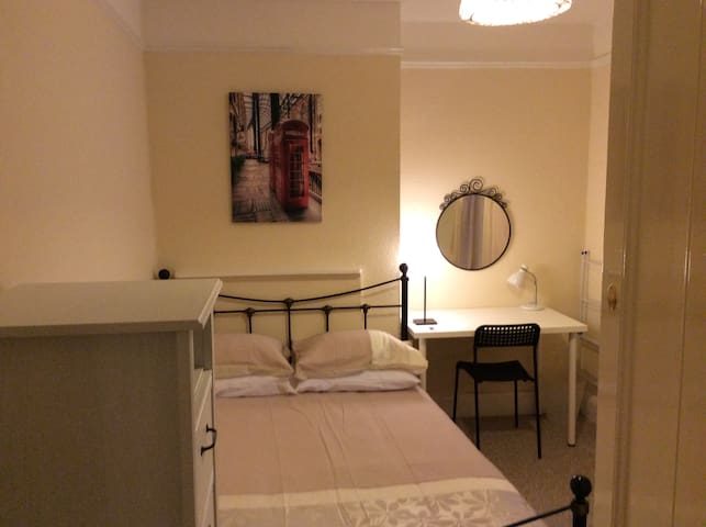 Double Room To Rent In Guildford For Couples Double Room To Rent In Guildford For Couples
