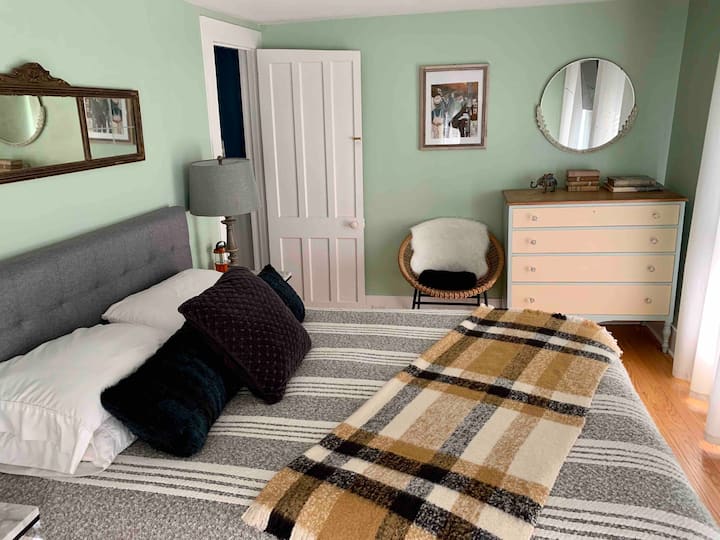 Sovrum tre, queen bed, andra våningen