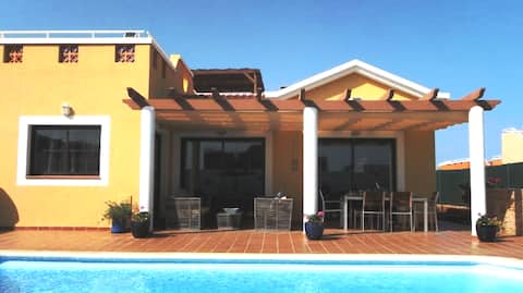 Luxury 4-bedroom villa w/ heated pool, XBOX & more
