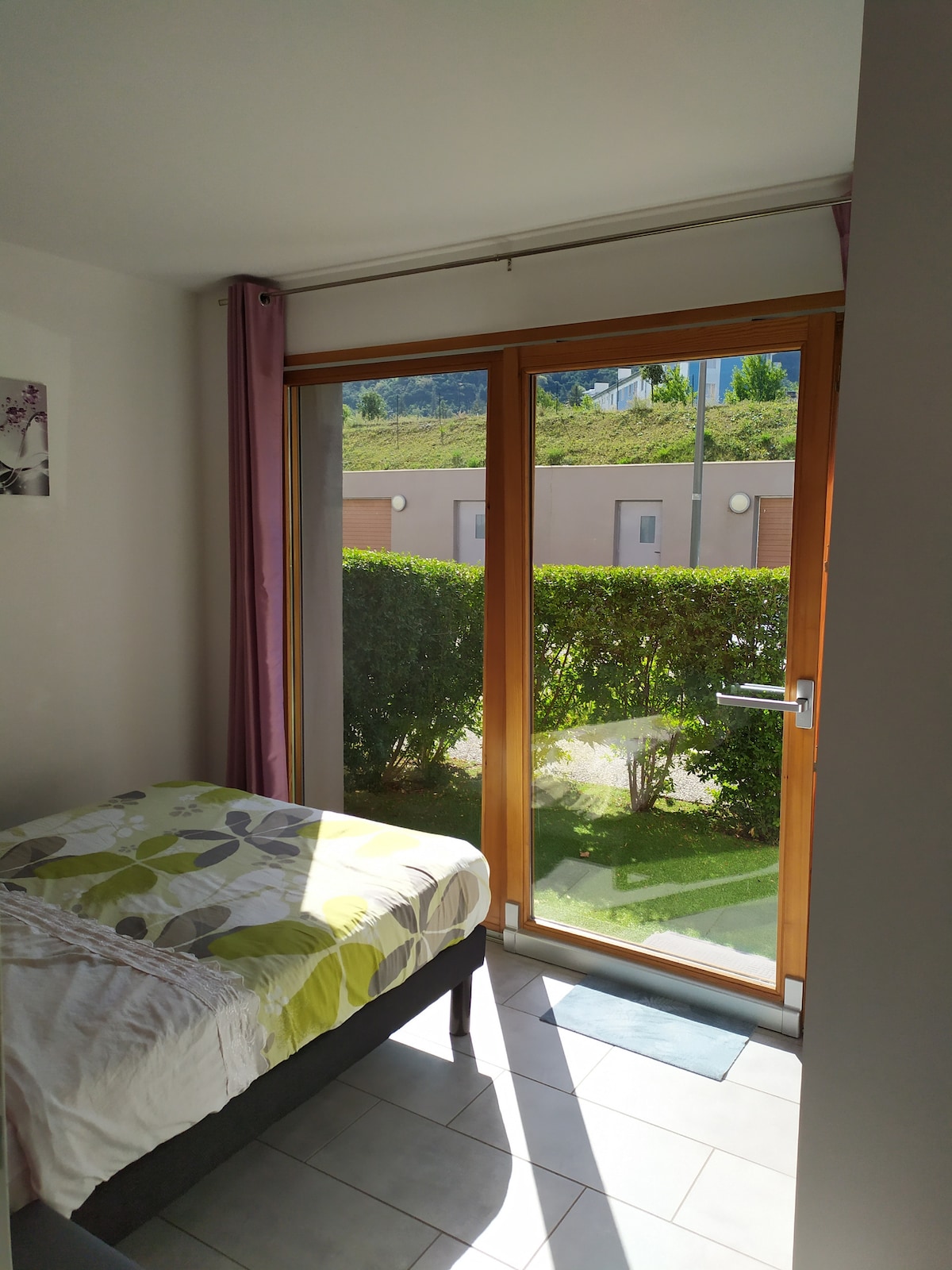 双人客房，可直接通往阳光明媚的小花园