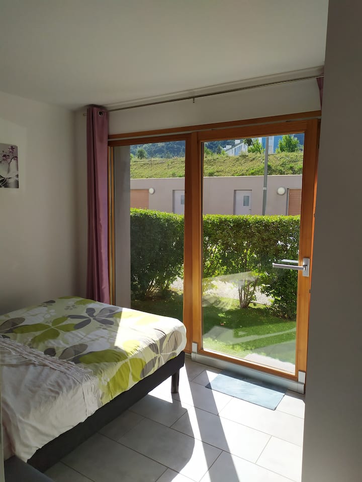 Dvokrevetna soba s bračnim krevetom i izravnim pristupom malom vrtu na izlazećoj sunčanoj strani