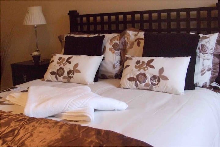 Საძინებელი 3 ზემოთ, ორადგილიანი საწოლით და უპრობლემო საწოლით