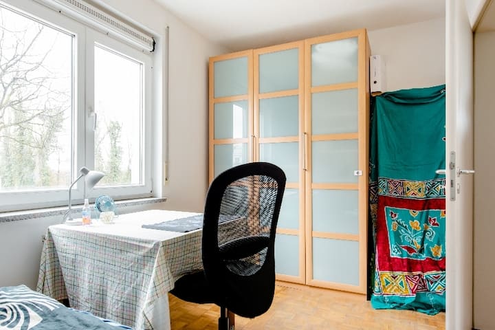 Уютна спалня с работна маса и всичко това за вас. Мястото за съхранение е напълно празно и подхожда на 200+ тоалета, около 4 куфара, което е предназначено за госта.