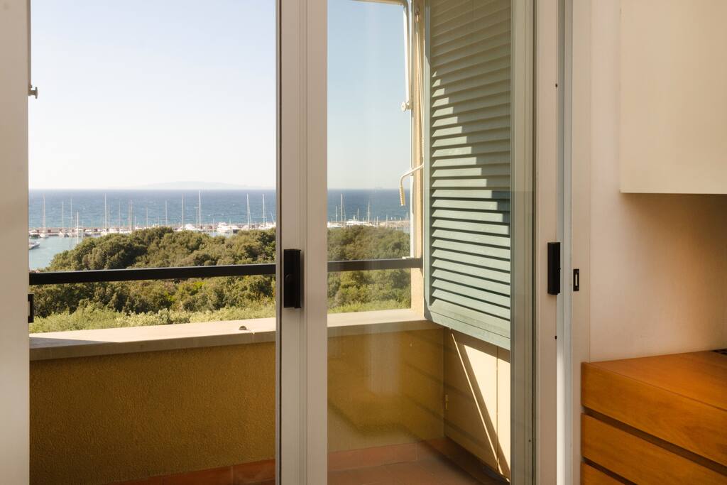 vista dal balcone del soggiorno sul porto qui si trova anche un ampio divano letto matrimoniale