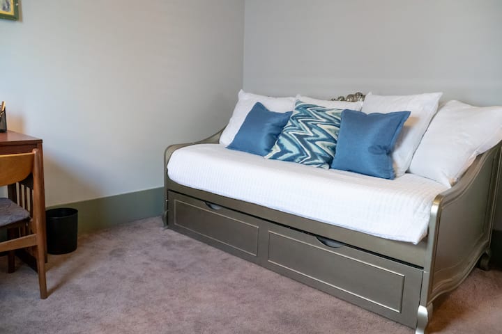 Bedroom 3 with day bed and roll out bed