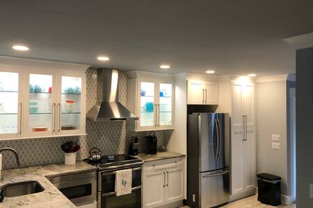 Fully Renovated 2 Bedroom Villa - Walk to Beach