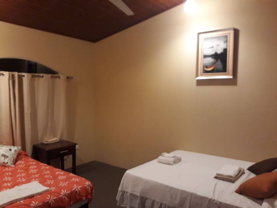 Habitación con dos camas matrimoniales y Aire Acondicionado