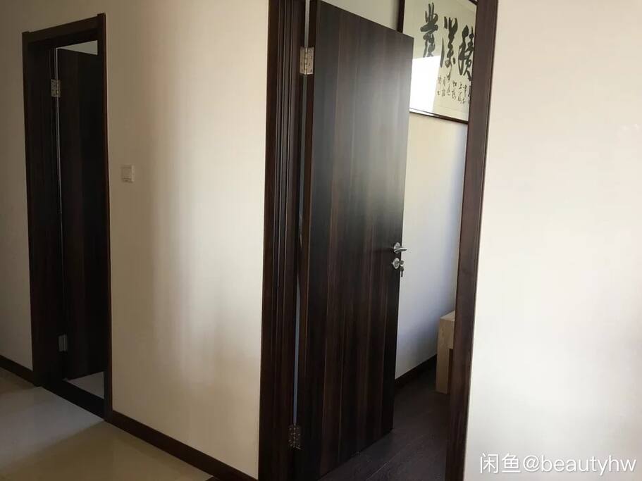 1 房间 1间双人床 干净 被褥 一衣柜 一桌椅