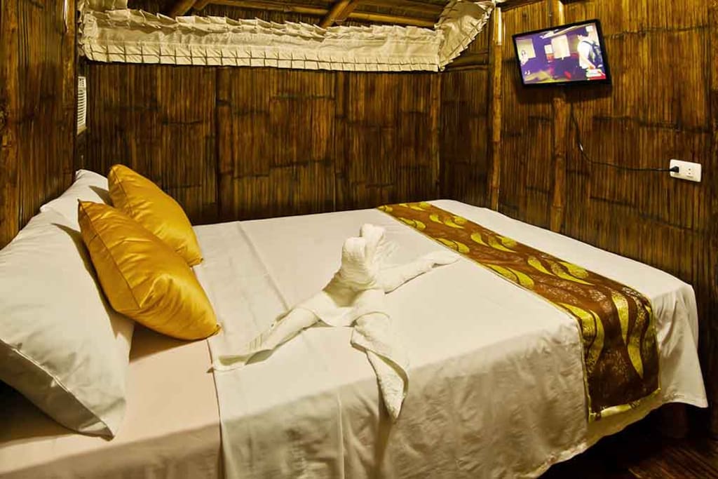 Bedroom with queen size bed