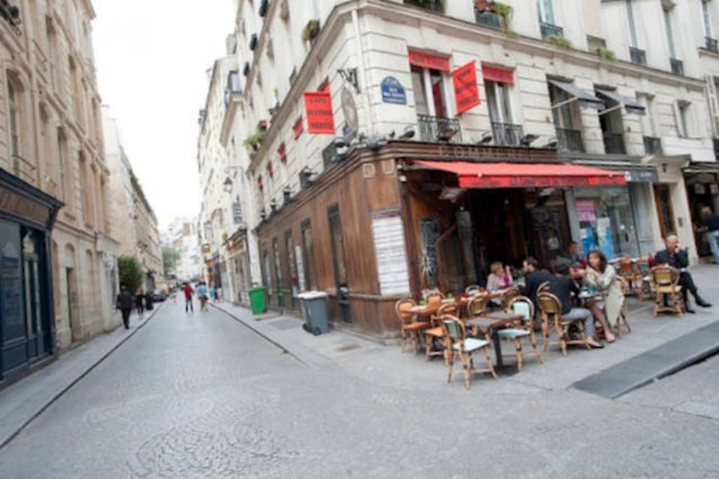BOOKING.
Studio Paris -
Café de Commerce à l'angle de la rue -
Café de Commerce at the corner of the street -
Торговля кофе на углу улицы
