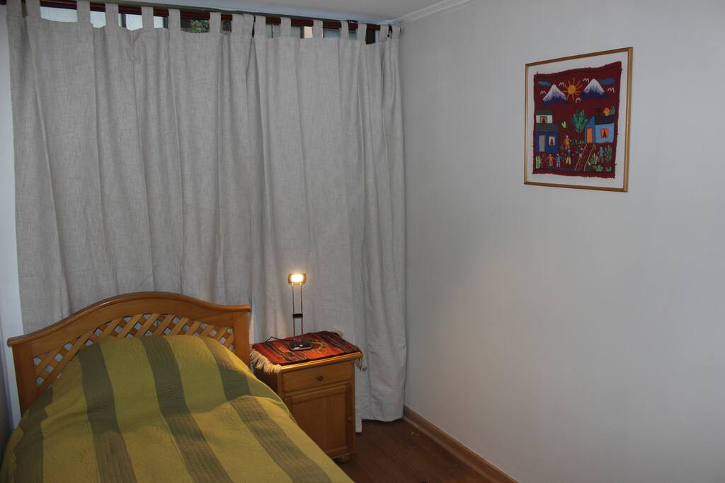 Pieza cama una plaza.