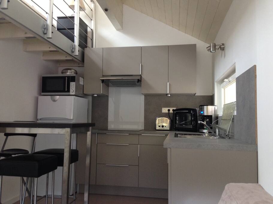 Cuisine équipée, frigo, mini-four, micro ondes, lave-vaisselle 4 couverts, nécessaire de cuisine.