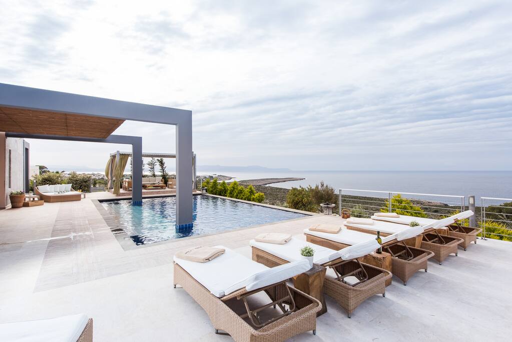 Plenty of space and sun beds for everyone