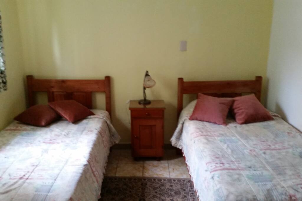 Dos cuartos con dos camas individuales cada uno