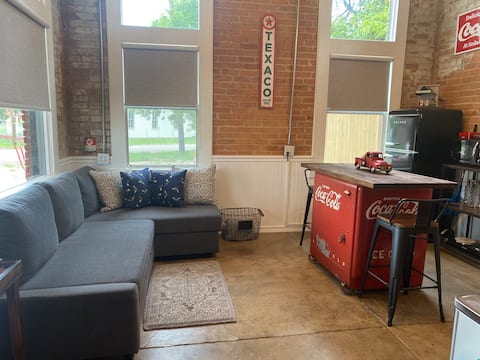 Popular Airbnb listing: The Station - With Private Mini Golf! in North Texas Lakes