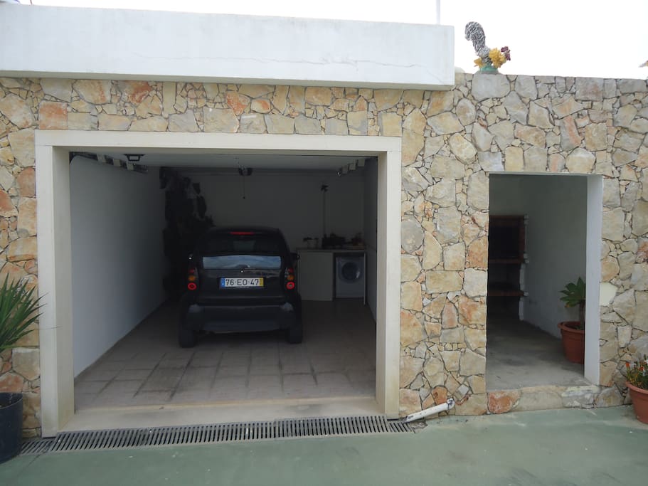 Garagem para 1 carro e churrasqueira.