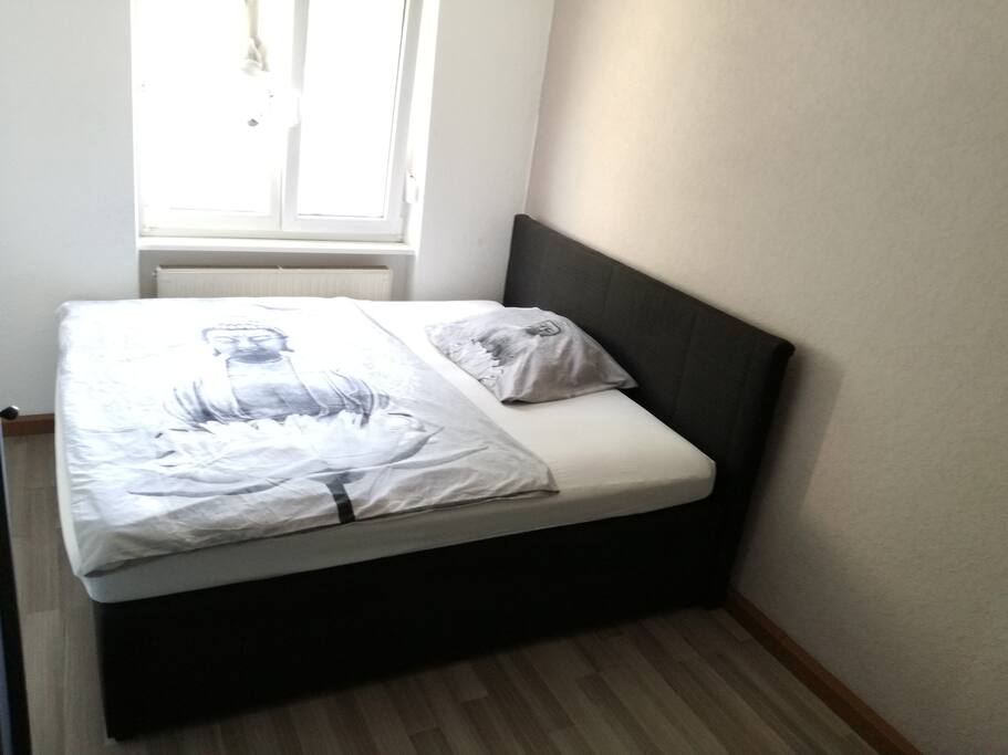 Schlafzimmer mit Boxspringbett