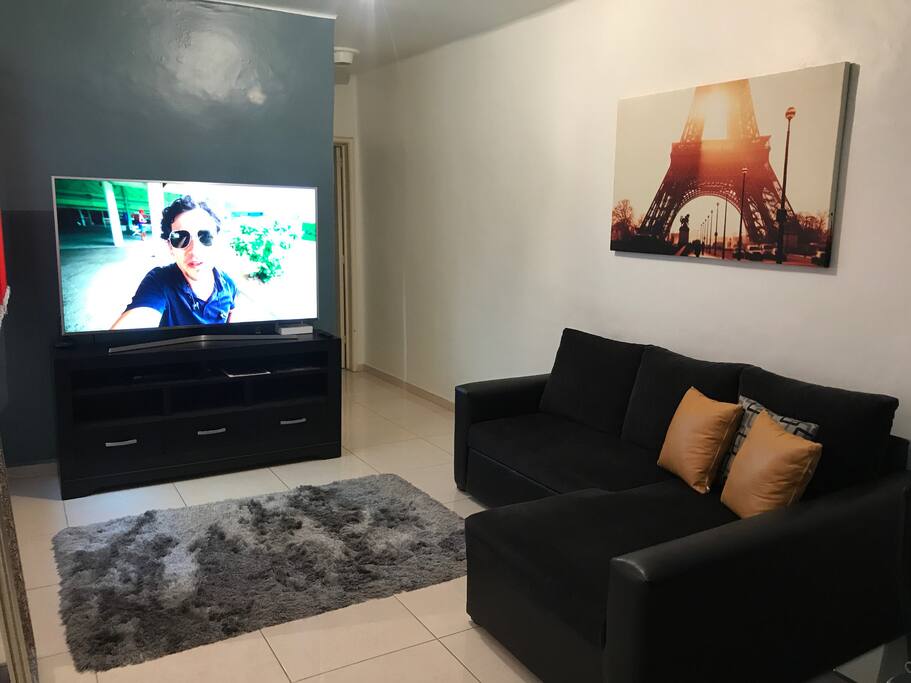 Televisor de la sala ( tv Samsung 65 pulgadas ) con cuenta de Netflix