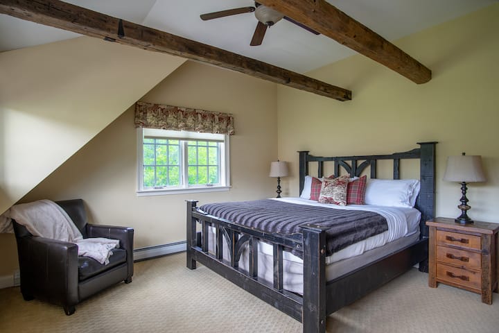 Apartman br. 4 (2. kat) Bračni krevet (180x200), plinski kamin, privatna kupaonica, TV. 