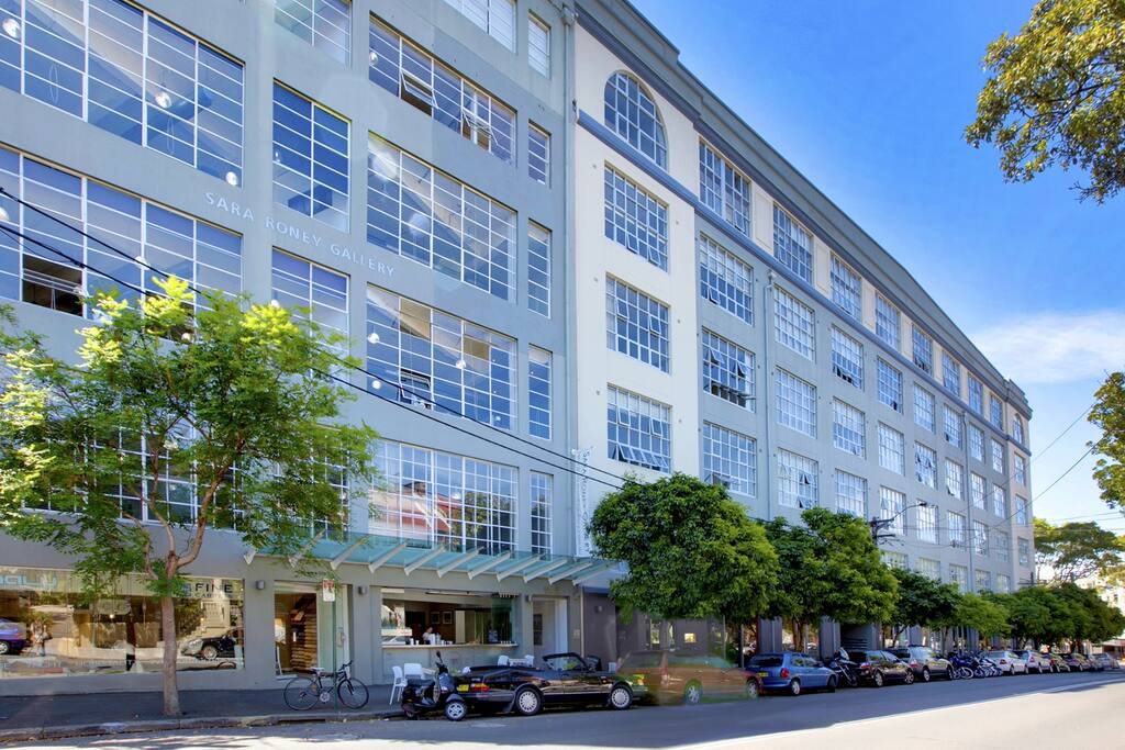 The Block & Lexington comprises of 2 buildings nestled in the junction of Rushcutters Bay, Darlinghurst and Paddington. Award winning architects Allen Jacques and Cottier were responsible for the design.