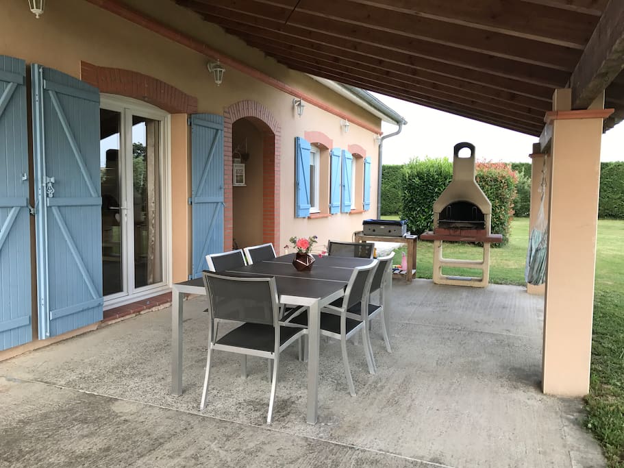 Terrasse ombragée avec barbecue et plancha
