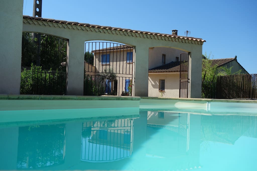 La maison vue de la piscine