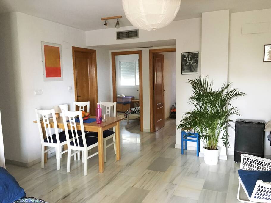 Geräumiges Wohnzimmer