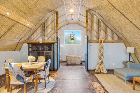 Farm Stay + Petting Zoo + Hot Tub + Pickleball
