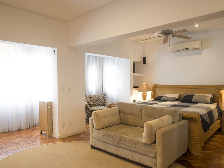 Много просторна главна спалня, климатик, вентилатор на тавана, 55"кабелна телевизия, капаци на прозорци за спиране на тока