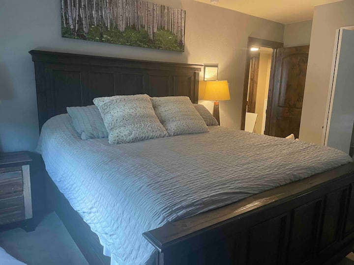 Chumba cha kwanza cha kulala kilicho na kitanda aina ya king na meko.