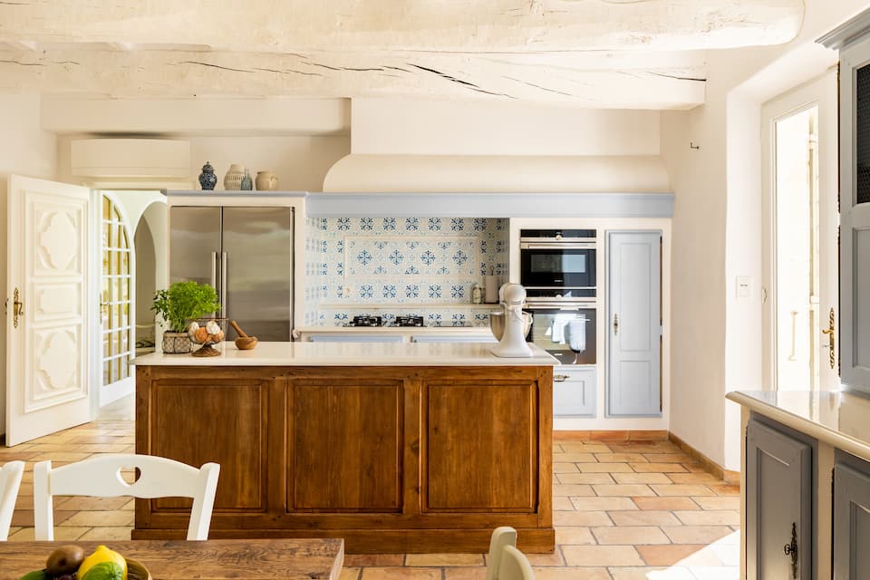 Villa Les Capitaines, below Gordes, Gordes, Provence, France, photo 9 of 10