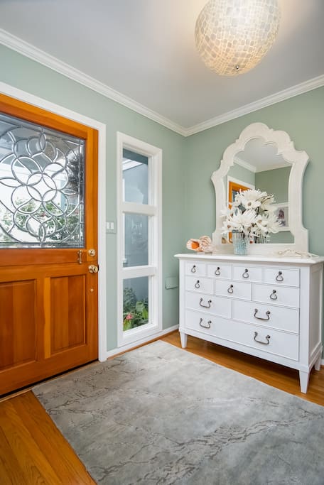 Welcome to your home away from home in Corona Del Mar, California!