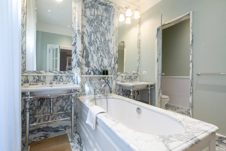 Villoresi Mansion Apt. 2 gallery image 3