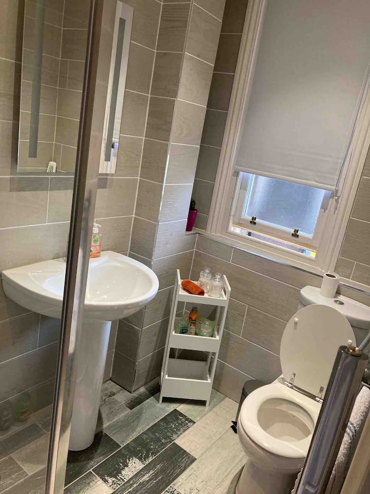 Stunningly Renovated 1 Bed Flat in Newington