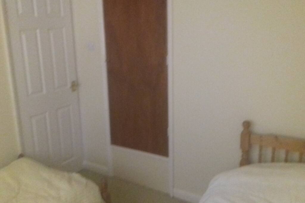 Medium Bedroom - 2 x Single Beds