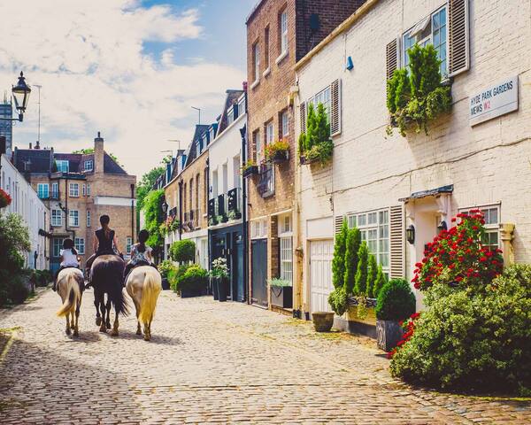 Spacious Hyde Park Mews with Roof Garden & Garage gallery image 2