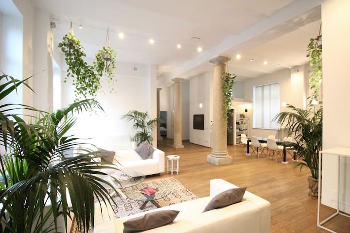 Cozy and Beautiful Condo In the Heart Of Milan