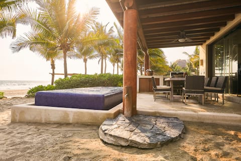 "Villa Noche, Playa, Luna" (Night, Beach, Moon Villa) G27