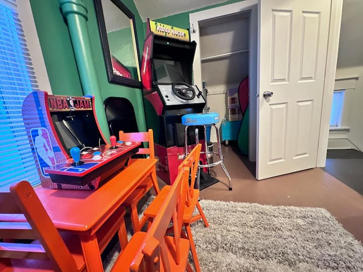 Mesa para niños y 4 sillas y mini juego de arcade de la NBA. Aquí hay muchos juguetes kuds, incluidos troncos Luncoln, castillo, casa de muñecas y túnel.