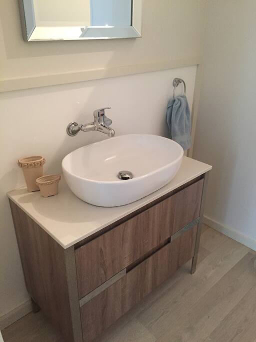 Bathroom vanity