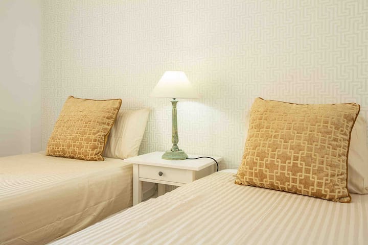 Პირველი საძინებელი ორი საწოლით