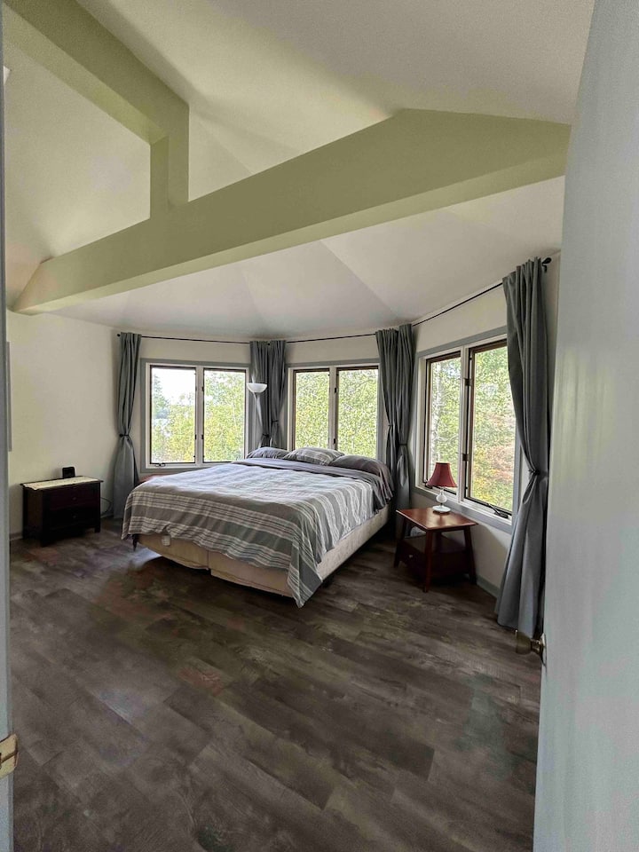 Dhoma kryesore e gjumit "king size" (ngjitur me banjën) me perde të errëta 