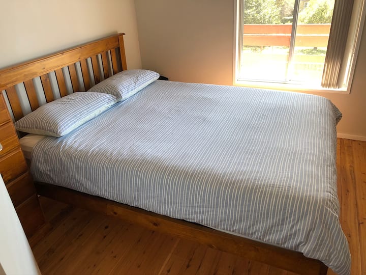 Dormitorio 1: cama tamaño queen.