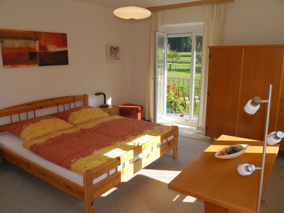 großes Schlafzimmer nach Süden und Westen