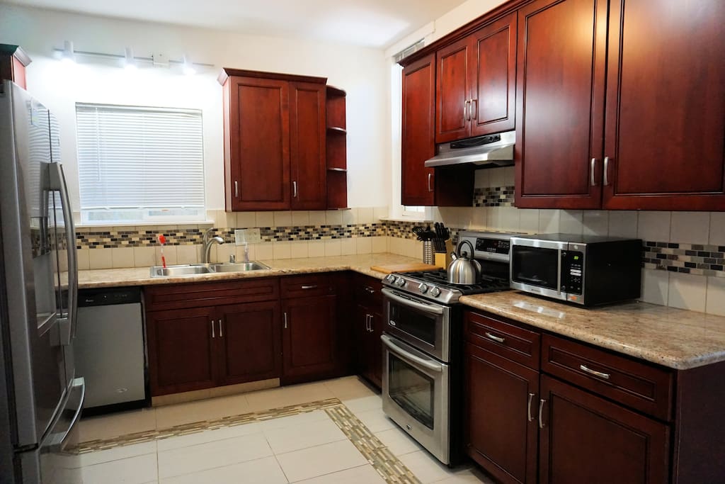 Modern Kitchen, Gas Range, Dishwasher