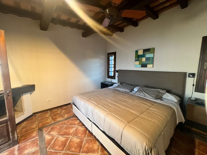 Dhomë gjumi me banesë me dru,  e bollshme , super e rehatshme...
