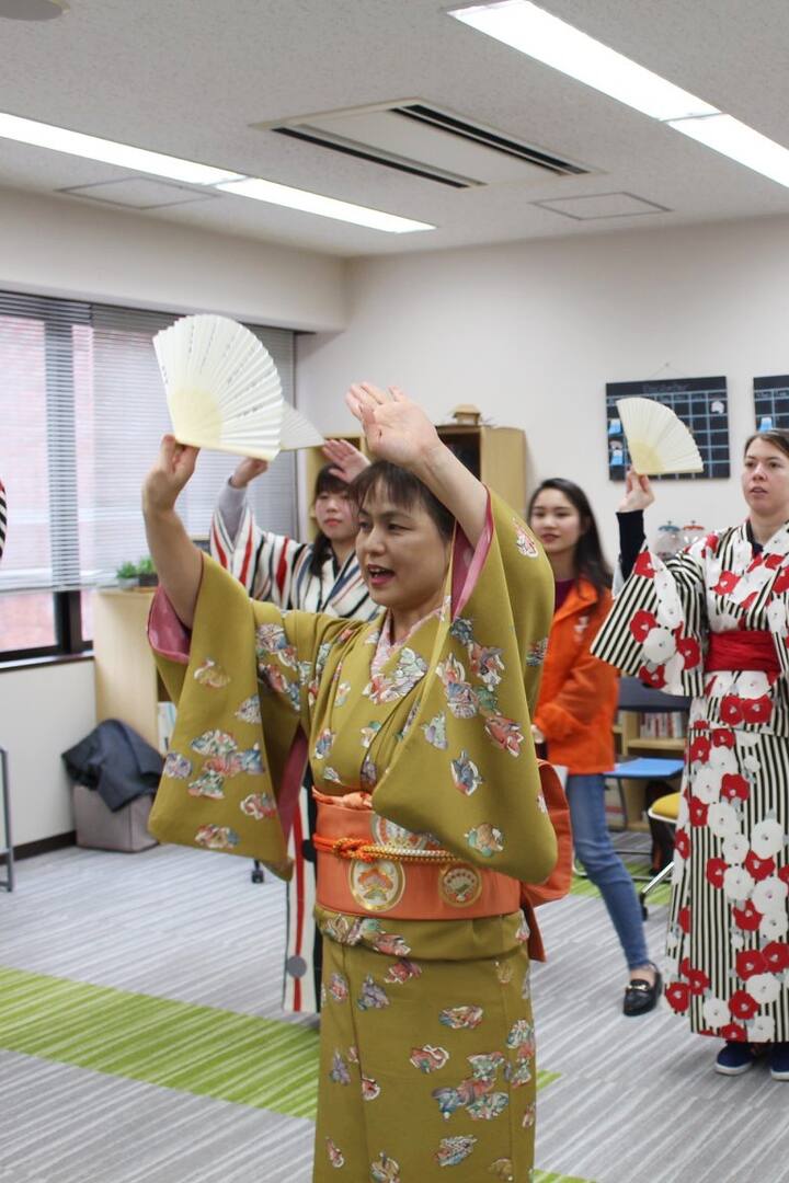 百人一首の歌で踊る簡単な日本舞踊 日本百人一 首舞 体験 Airbnb 百人一首の歌で踊る簡単な日本舞踊 日本百人一 首舞 体験 Airbnb